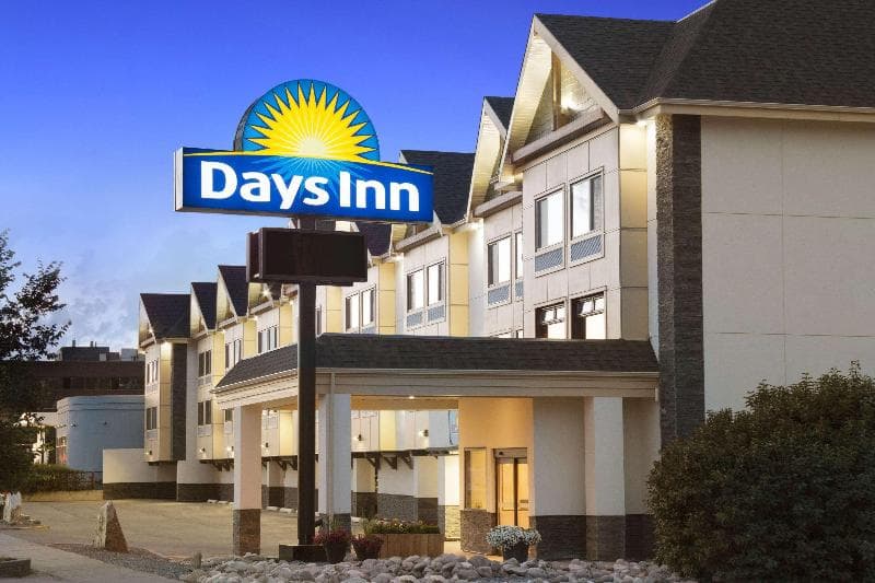 Days Inn by Wyndham Calgary Northwest, photo 1