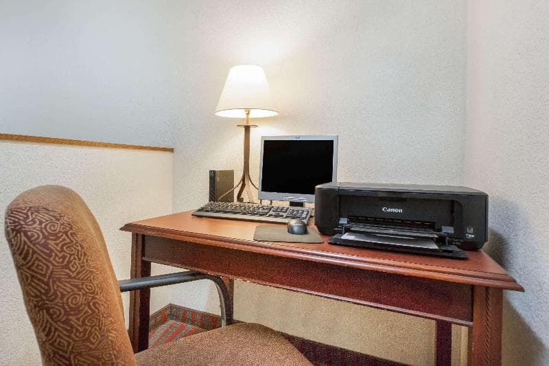 Super 8 by Wyndham Fairmont, photo 1