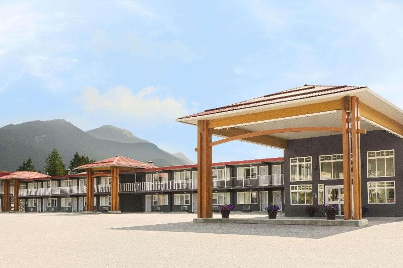 Days Inn by Wyndham Golden, photo 1