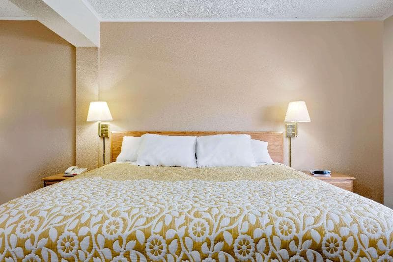 Days Inn by Wyndham Fairmont photo 1