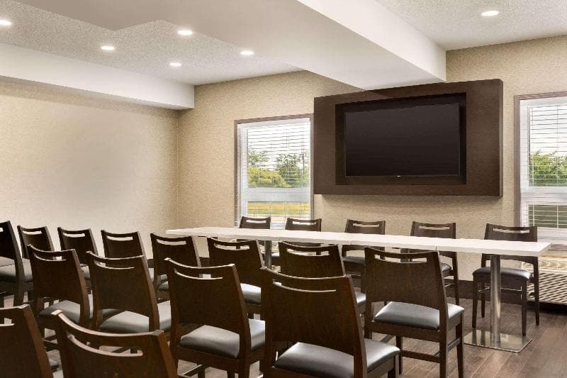 Super 8 By Wyndham Ajax/Toronto, photo 1