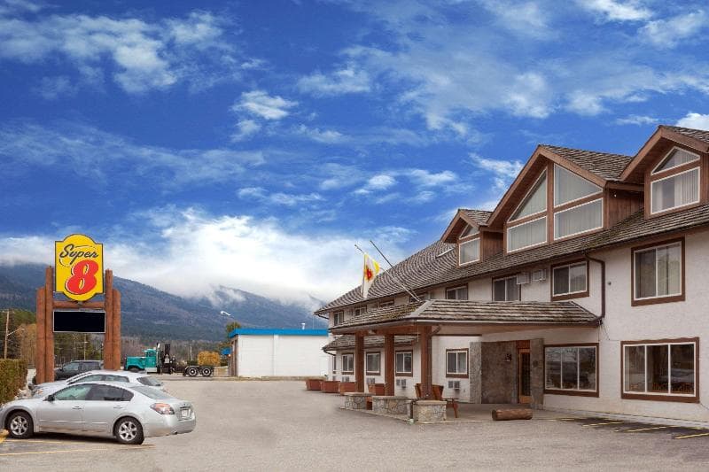 Super 8 by Wyndham Valemount photo 1