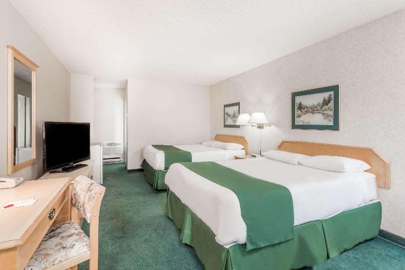 Ramada By Wyndham Quesnel, photo 1