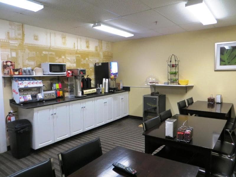 Super 8 By Wyndham Saskatoon Near Downtown, photo 1