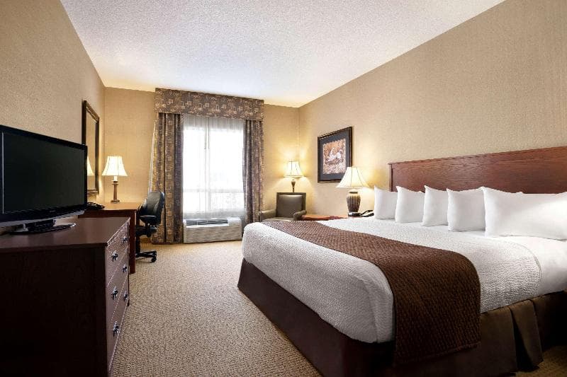 Days Inn & Suites by Wyndham Strathmore, photo 1