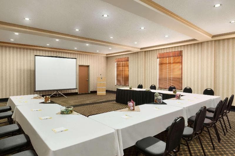 Days Inn & Suites By Wyndham Edmonton Airport, photo 1