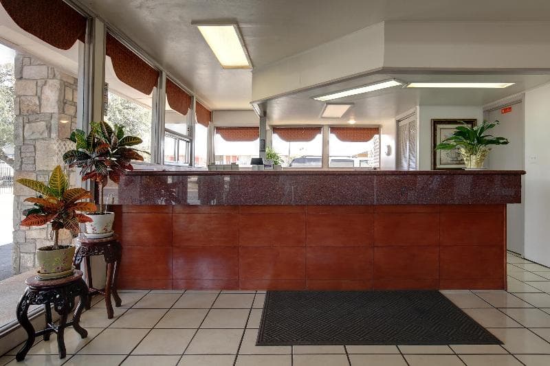Americas Best Value Inn Uvalde, photo 1