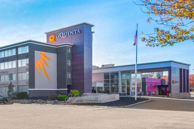 La Quinta Inn & Suites by Wyndham Clifton/Rutherford, photo 1