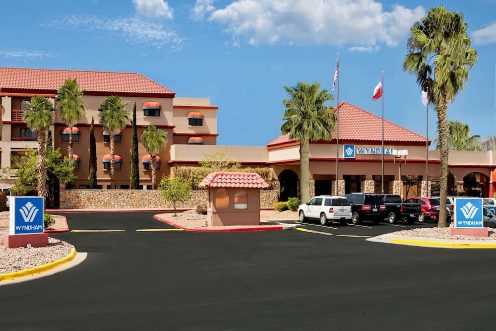 Wyndham El Paso Airport Hotel & Water Park photo 1