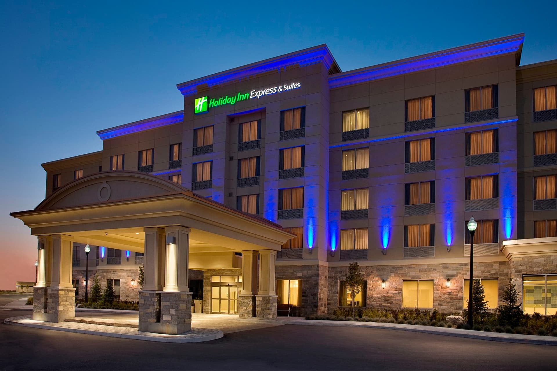 Holiday Inn Express & Suites Vaughan-Southwest, photo 1