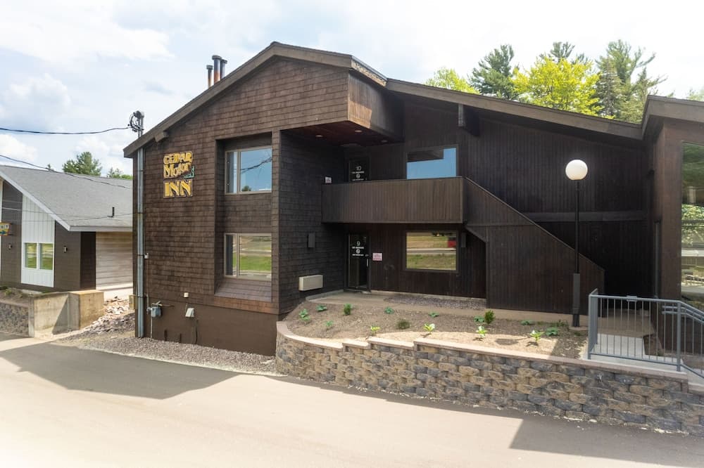 Cedar Motor Inn, photo 1