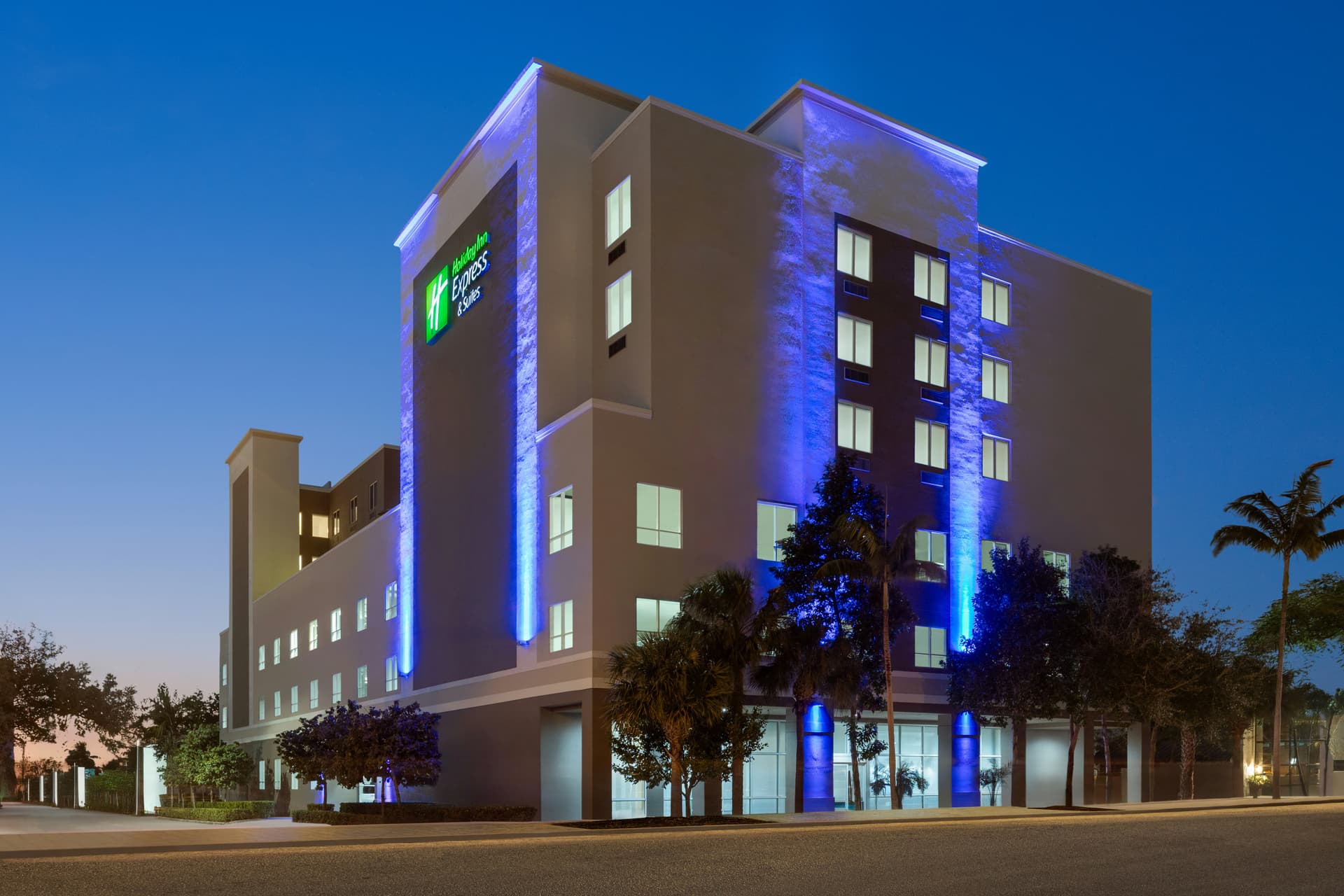 Holiday Inn Express & Suites Fort Lauderdale Airport South, photo 1