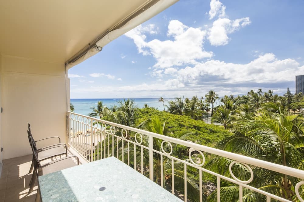 Castle Waikiki Shore photo 1