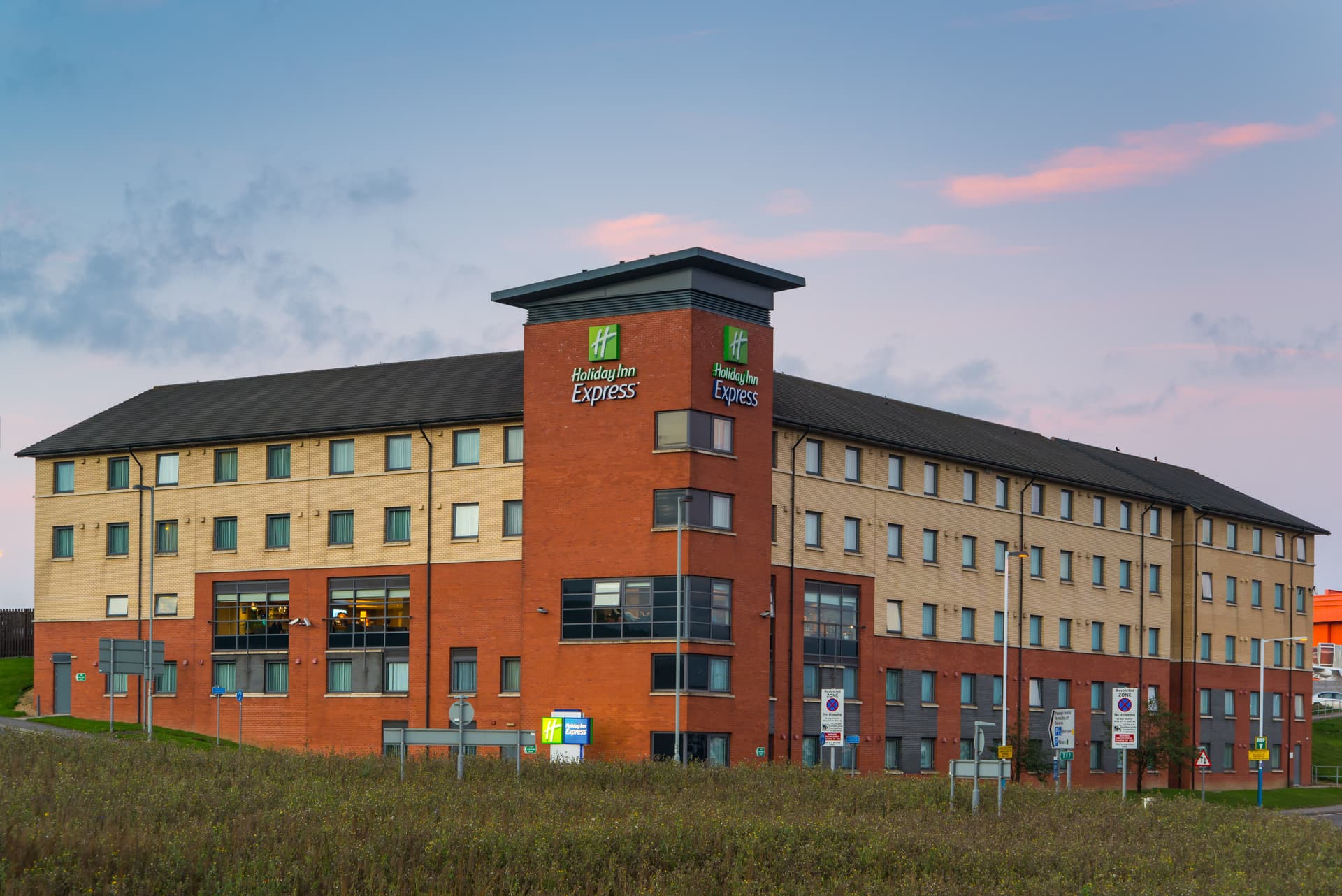 Holiday Inn Express London - Luton Airport, photo 1