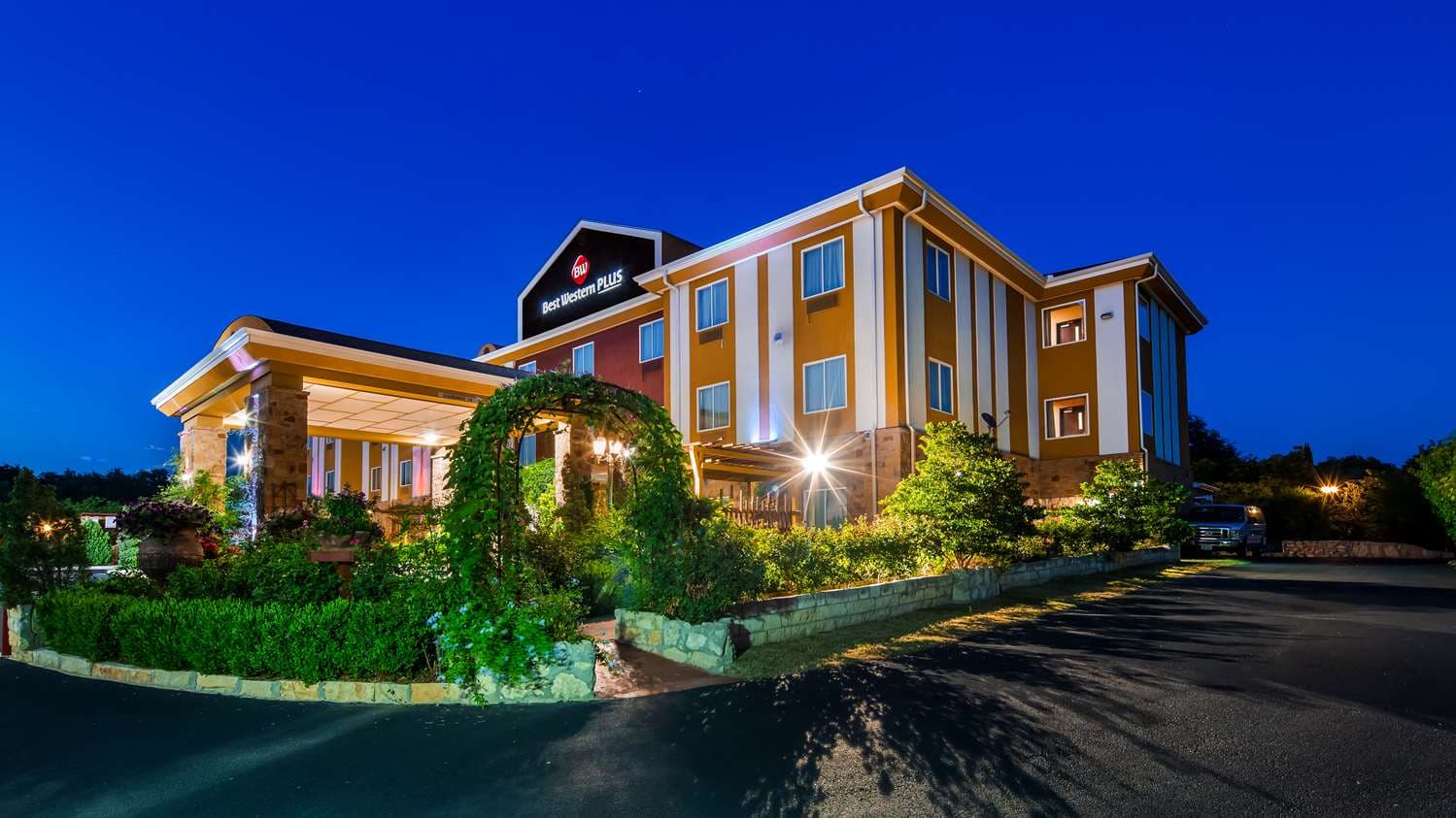 Blanco Luxury Inn & Suites, photo 1