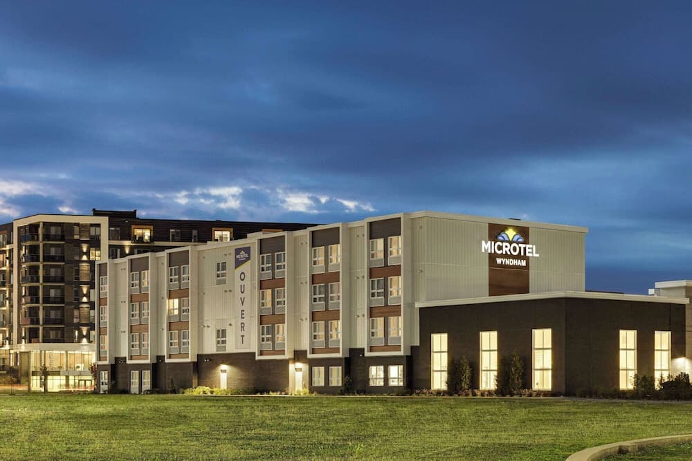 Microtel Inn And Suites By Wyndham Boisbriand, photo 1