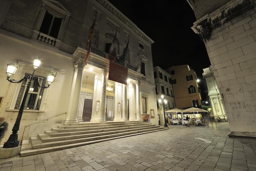 Al Theatro Palace, photo 1