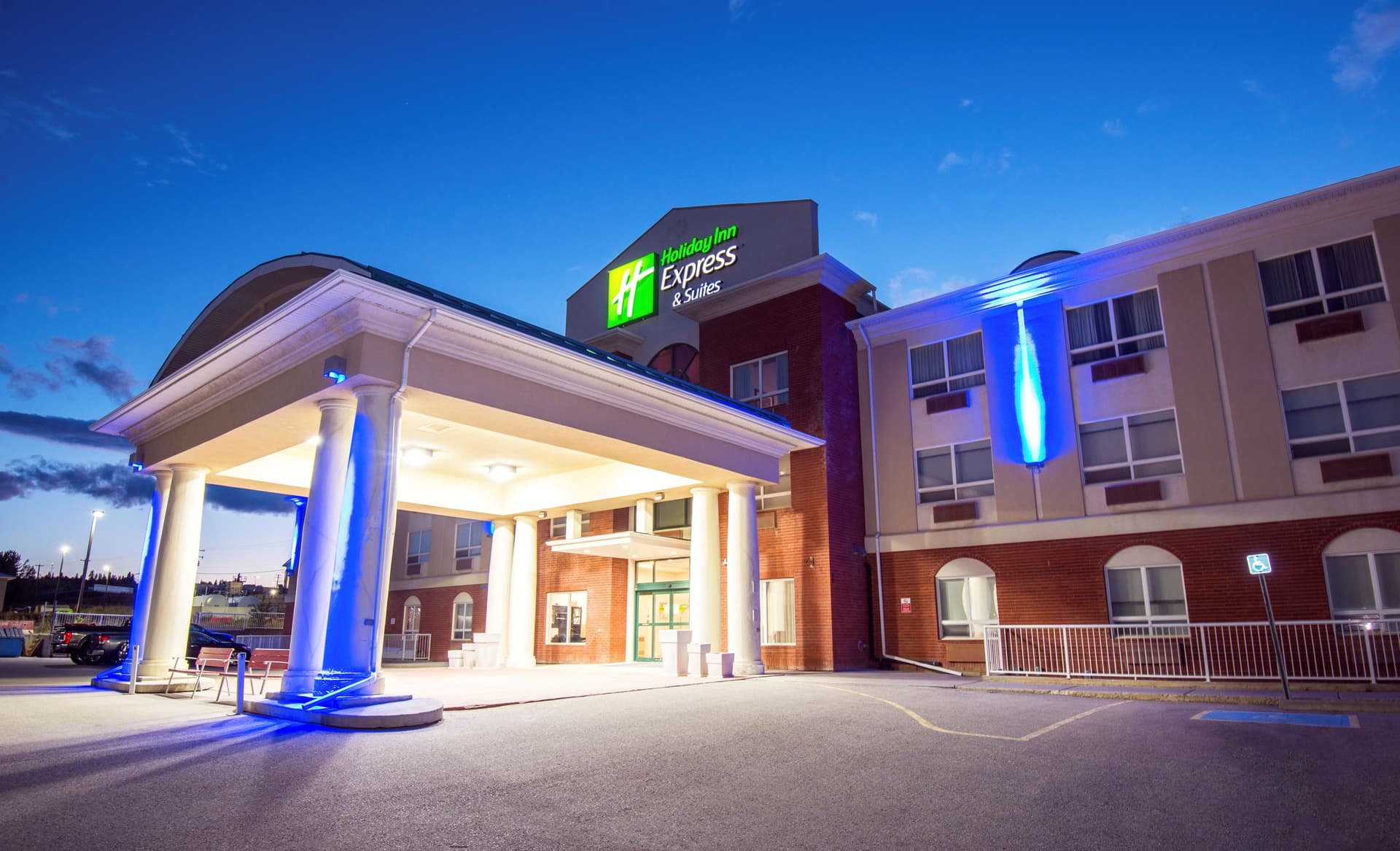 Holiday Inn Express & Suites Hinton, photo 1