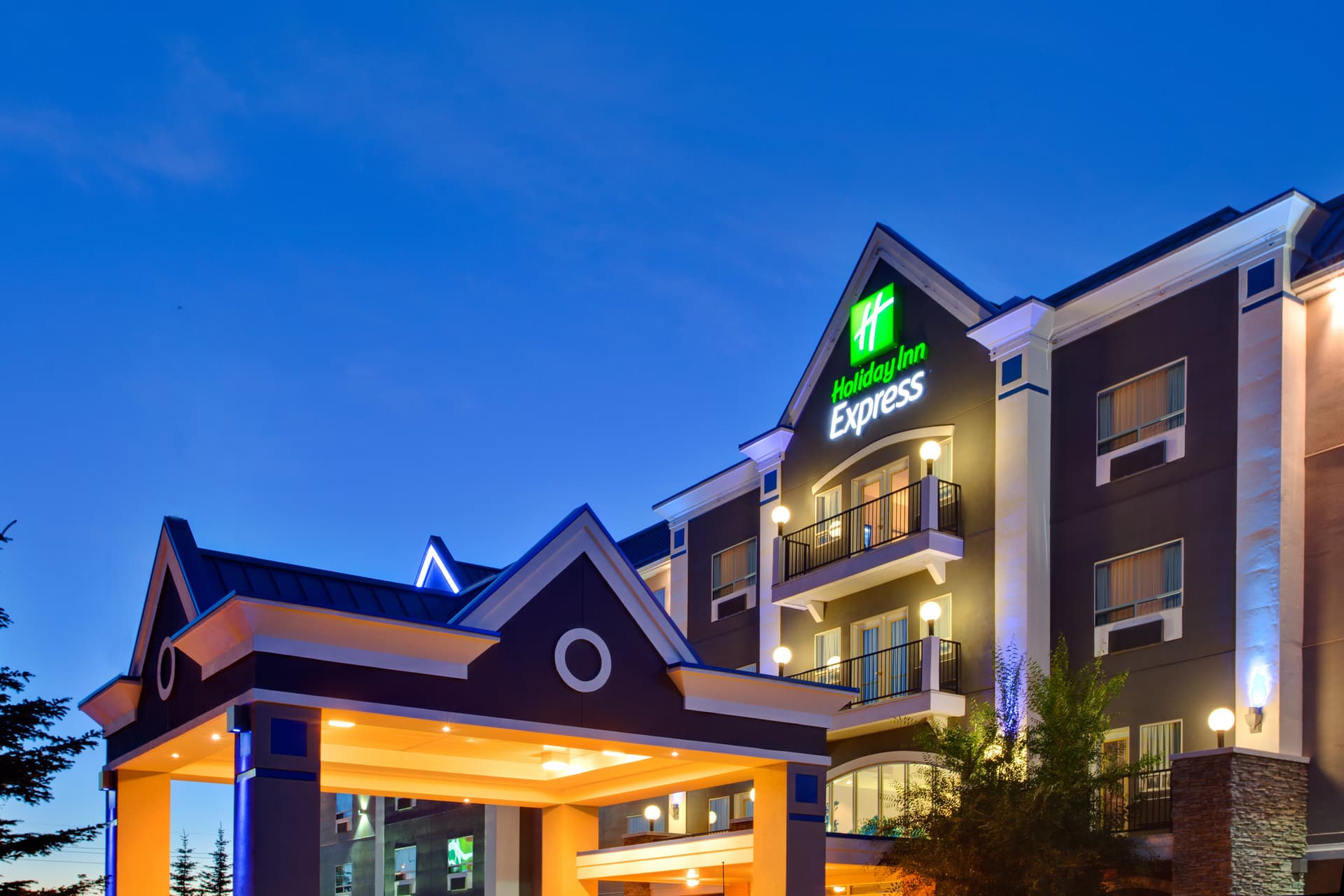 Holiday Inn Express & Suites Calgary South-Macleod Trail S, photo 1