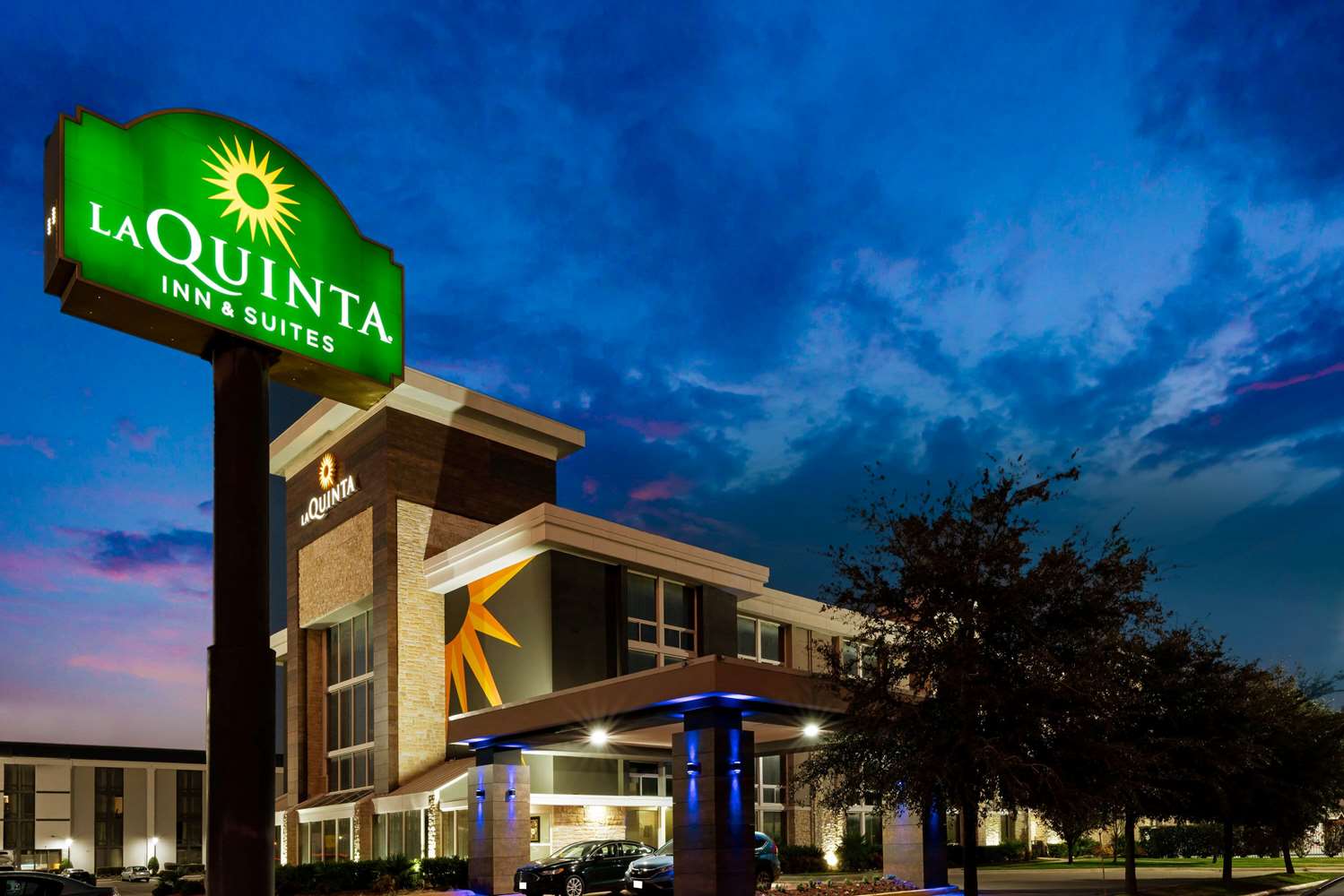 La Quinta Inn & Suites Dallas I-35 photo 1
