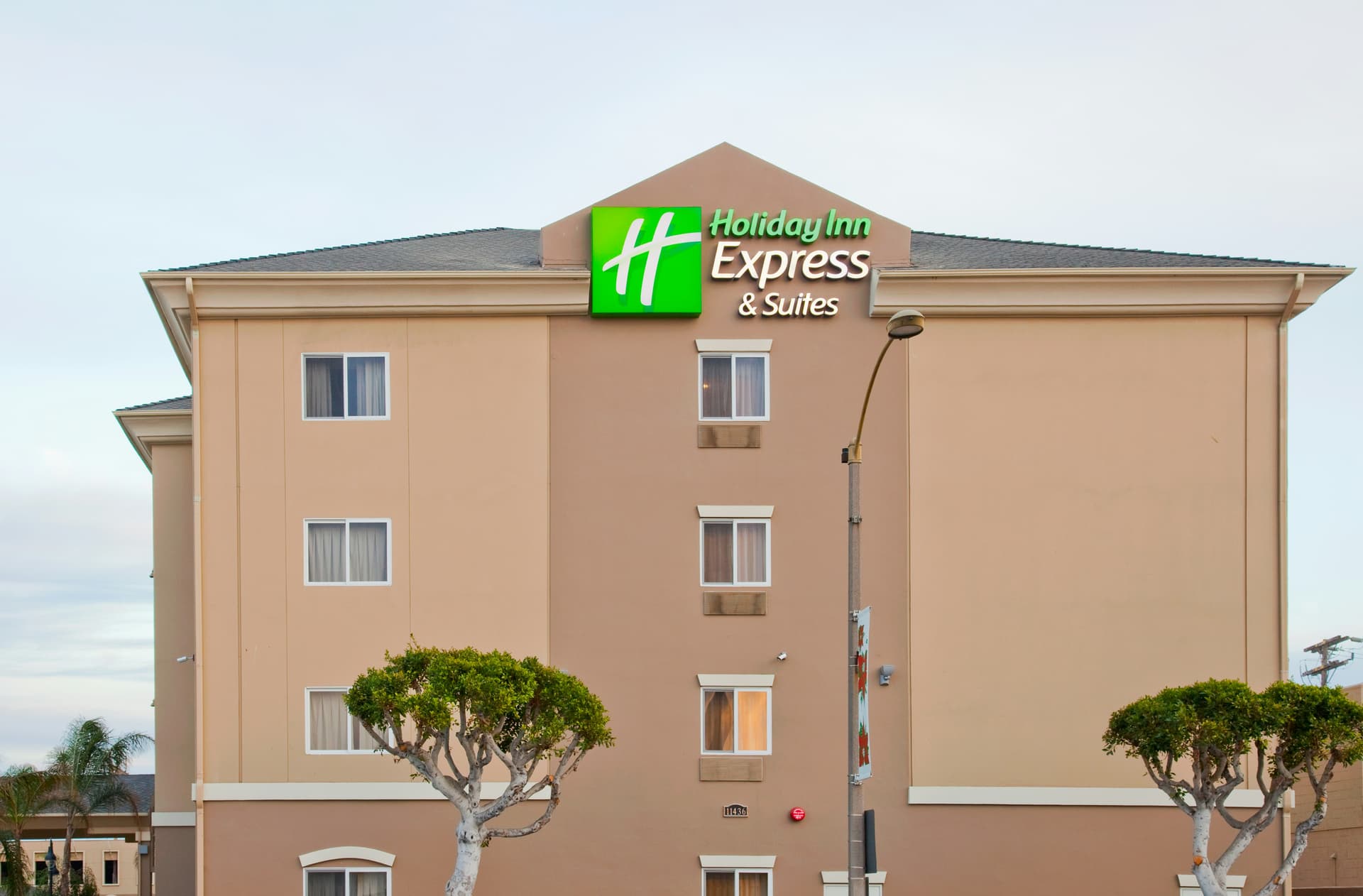 Holiday Inn Express & Suites Los Angeles Airport Hawthorne photo 1