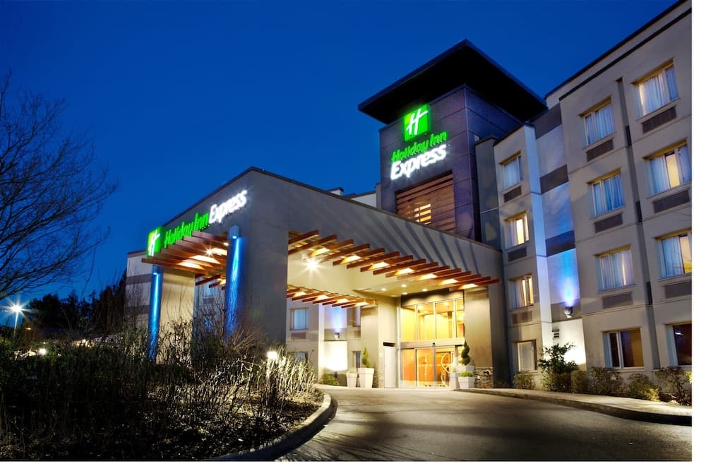 Holiday Inn Express & Suites Langley, photo 1