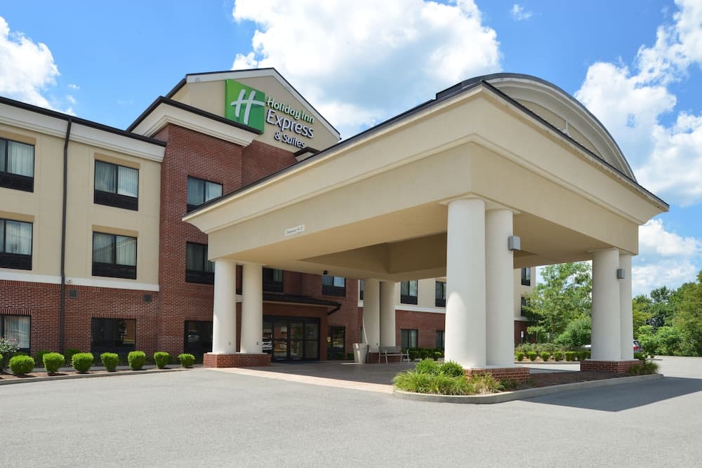 Holiday Inn Express And Suites Fairmont, photo 1