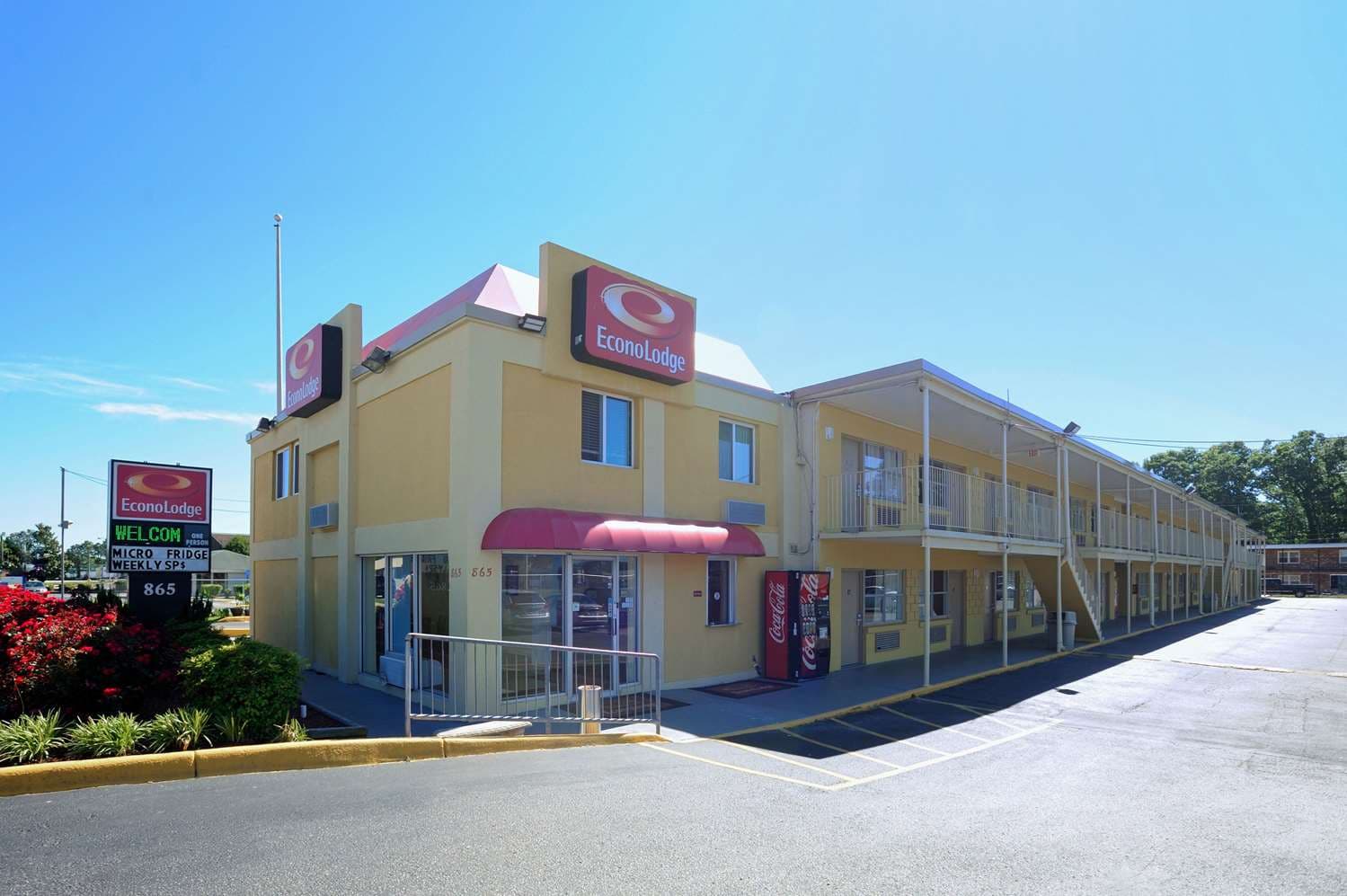 Econo Lodge At Military Circle, photo 1