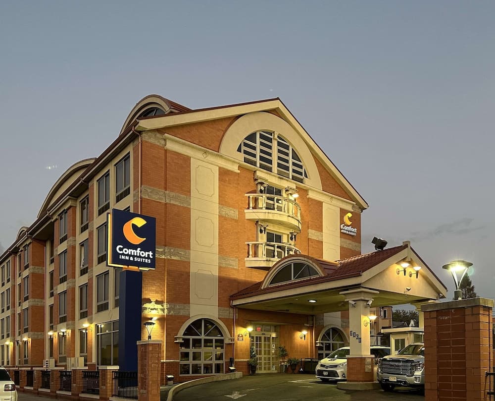 Comfort Inn & Suites LaGuardia Airport photo 1