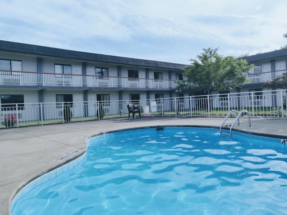 Super 8 By Wyndham Elyria, photo 1