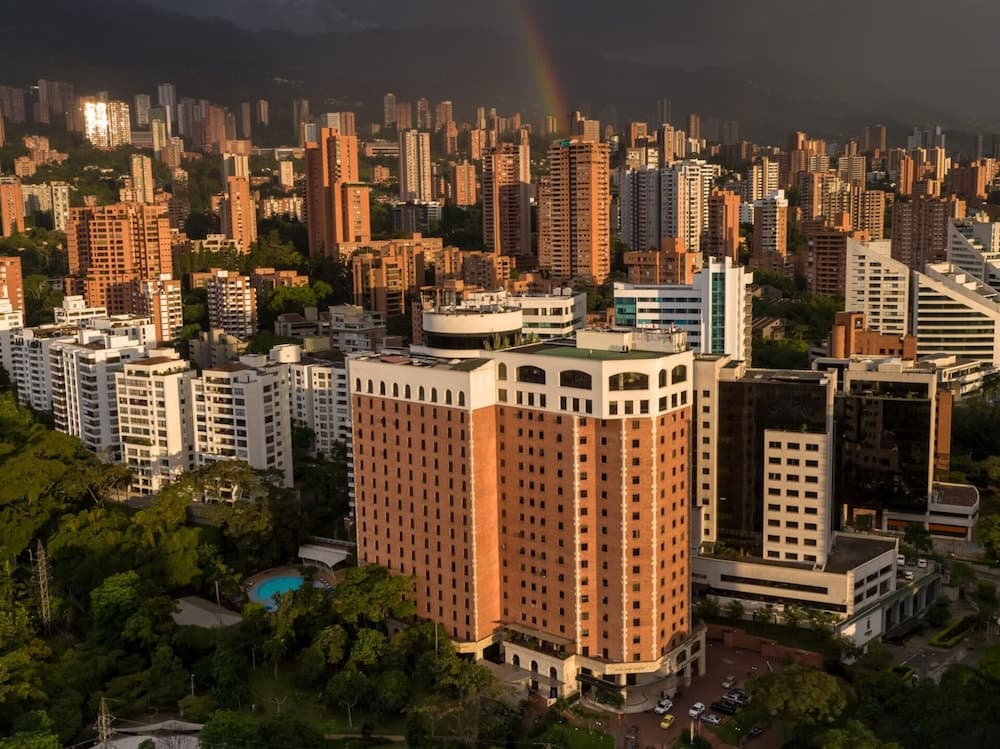 Dann Carlton Medellin photo 1