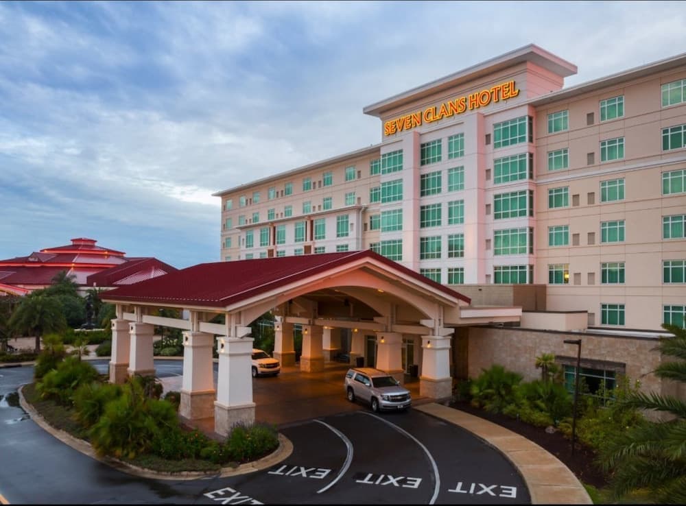 Seven Clans Hotel, photo 1