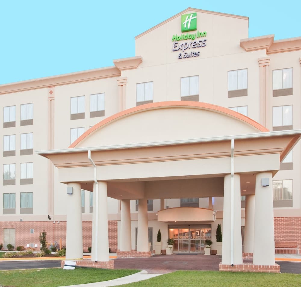 Holiday Inn Express Hotel & Suites Fredericksburg, photo 1