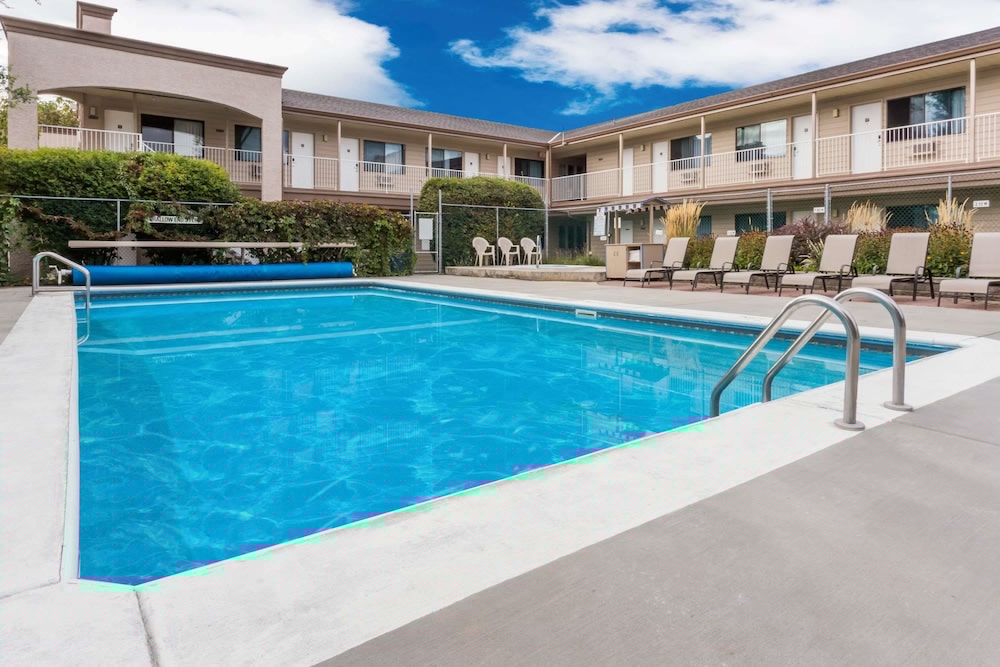 Super 8 Kelowna Bc, photo 1