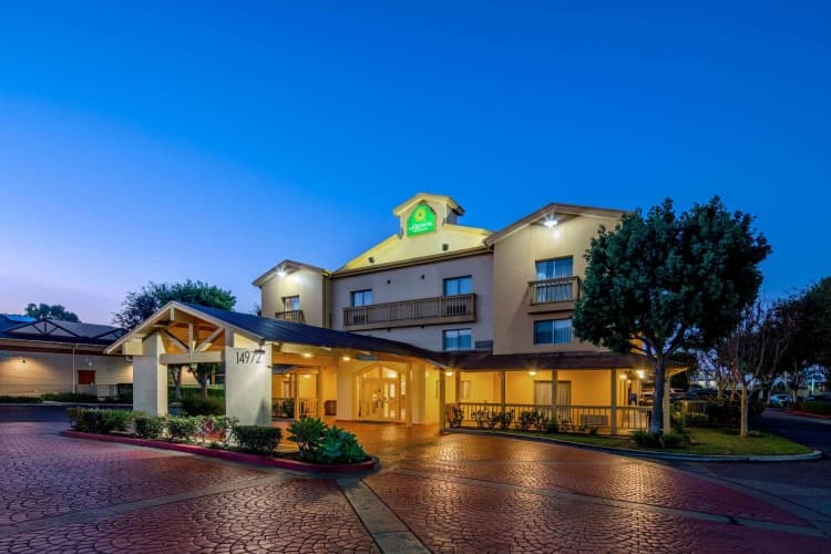 La Quinta Inn & Suites by Wyndham Irvine Spectrum, photo 2