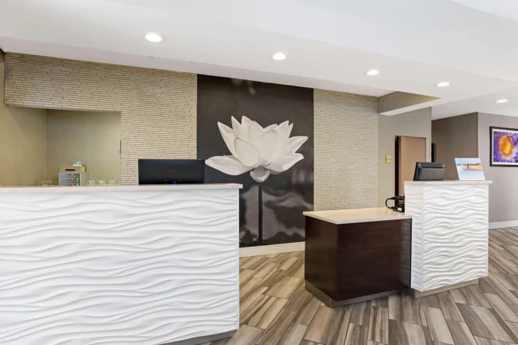 La Quinta Inn & Suites by Wyndham Orlando Airport North, photo 3