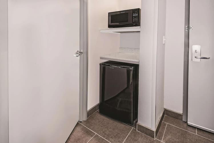 La Quinta Inn & Suites Dallas Grand Prairie North, photo 3