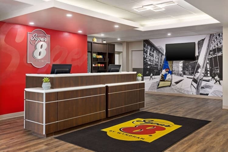 Super 8 by Wyndham Calgary Shawnessy Area, photo 3