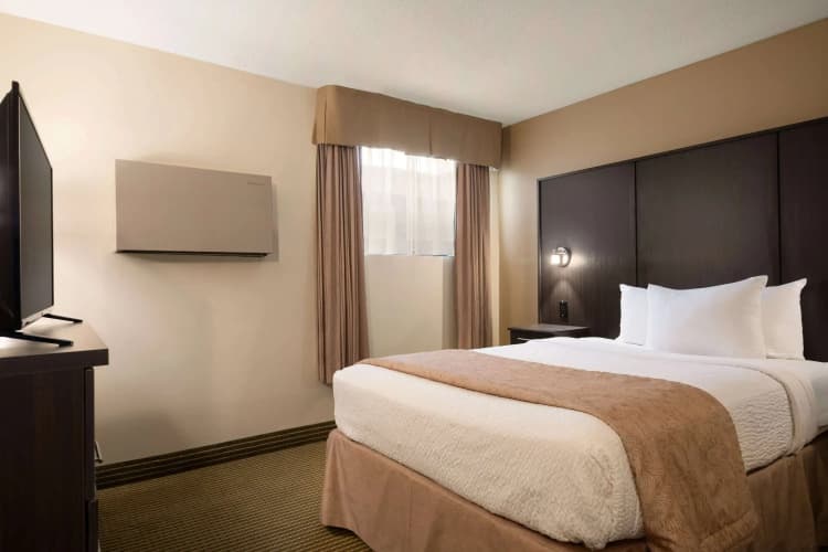 Days Inn by Wyndham Renfrew Conference Centre, photo 5