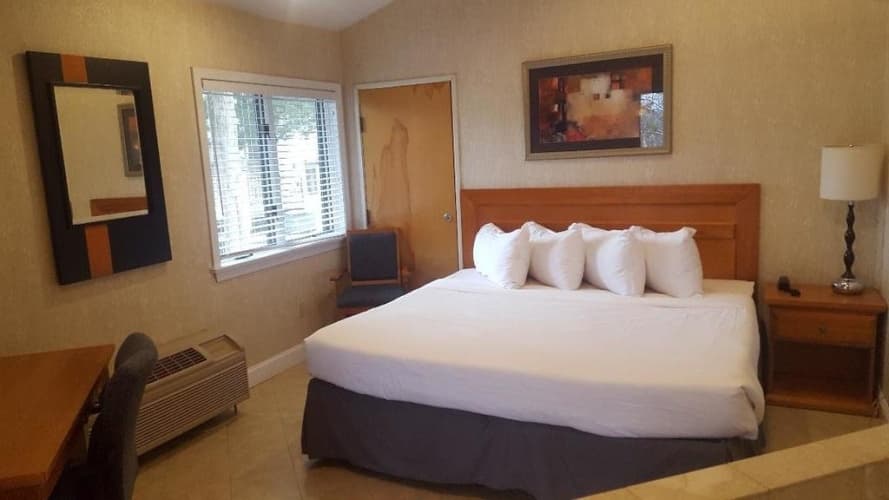 Cedar Park Inn & Whirlpool Suites, photo 2