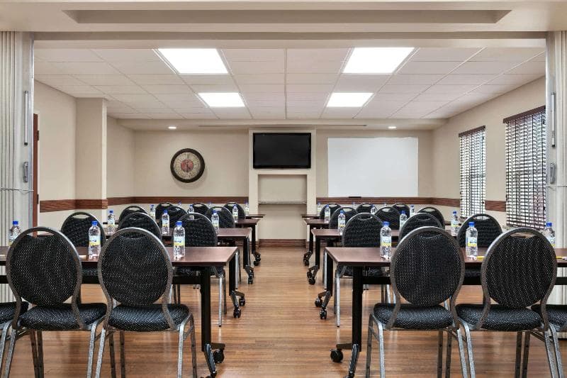 Days Inn & Suites by Wyndham Sherwood Park Edmonton, photo 1
