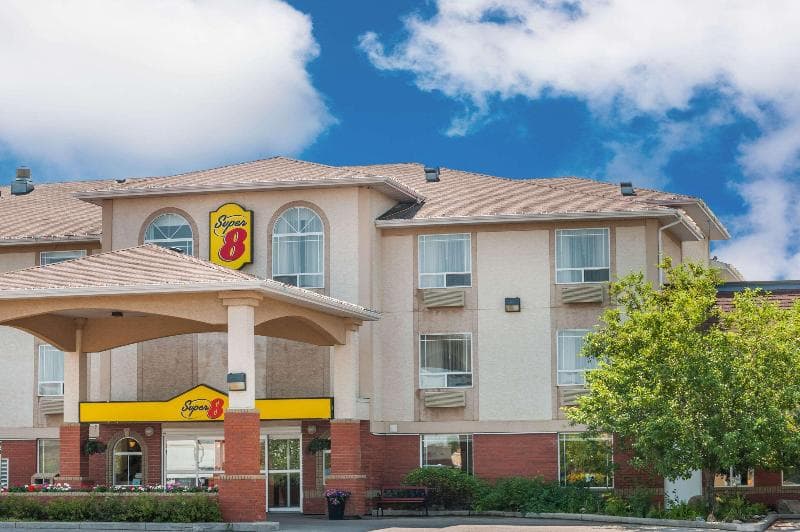 Super 8 by Wyndham High River, photo 1