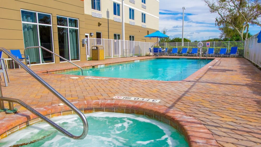 Holiday Inn Express & Suites Palm Bay, photo 1