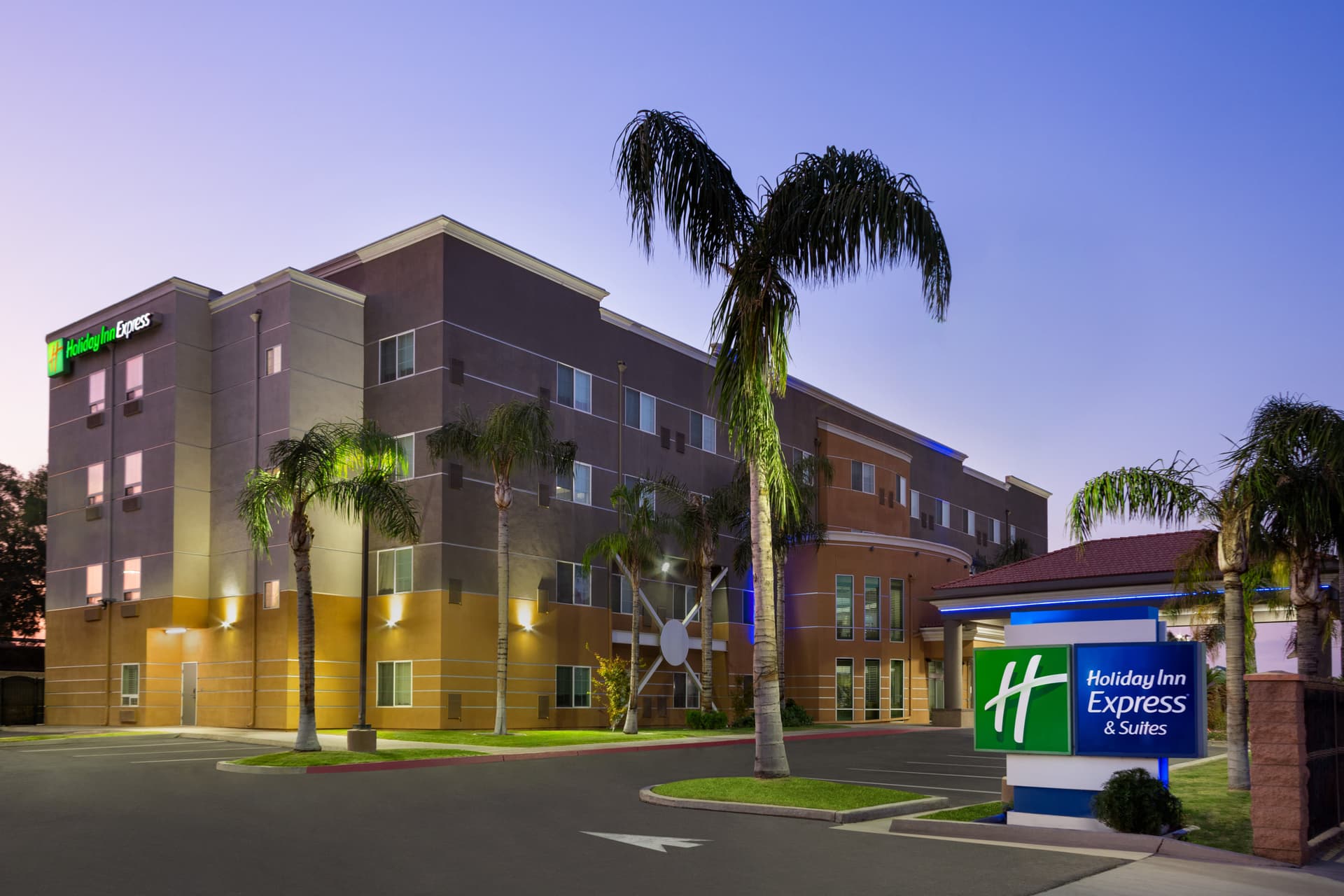 Holiday Inn Express & Suites Bakersfield Central, photo 1