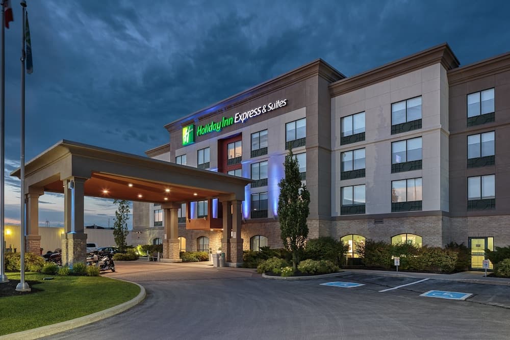 Holiday Inn Express & Suites Belleville, photo 1